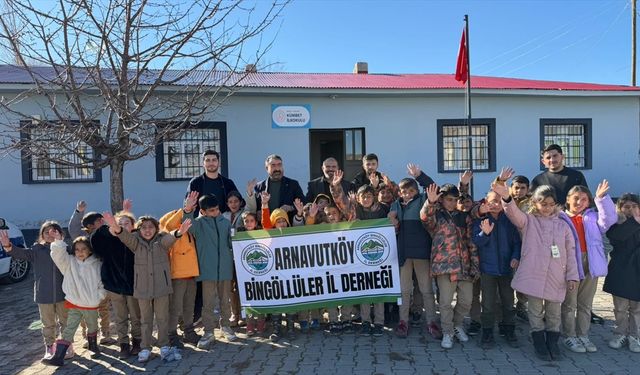 Karlıova'da öğrencilere giyim yardımı yapıldı