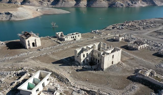 Kars'ta baraj sularının çekilmesiyle köy gün yüzüne çıktı