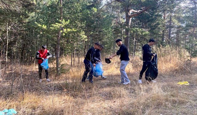Kars'ta 'Çevreyi Temiz Tut Doğayı Koru' projesiyle öğrenciler çöp topladı