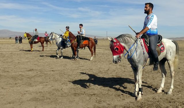 Kars'ta cirit ve at yarışlarında sporcular kıyasıya mücadele etti