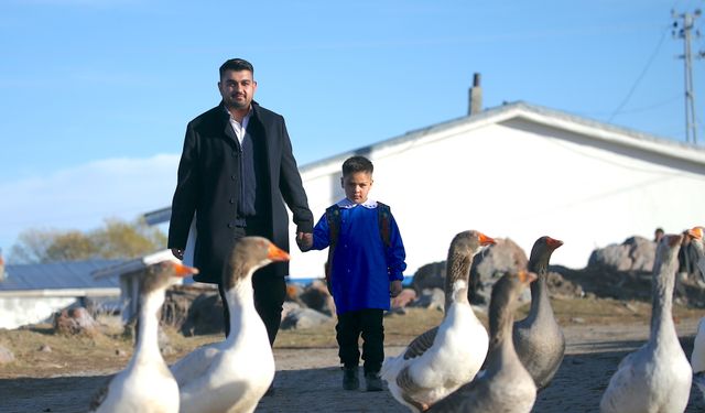 Kars'ta ilk atandığı köyde, tek öğrencisini geleceğe hazırlıyor