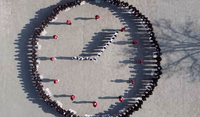 Kars'ta ilkokul öğrencilerinden saat '09.05' koreografisi