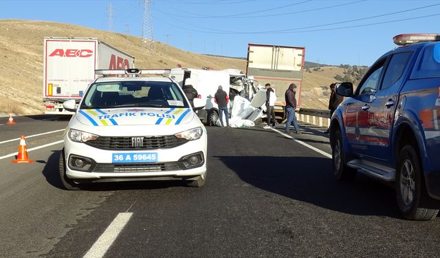 Kars'ta kamyonete çarpan panelvan araçtaki 2 kişi ağır yaralandı