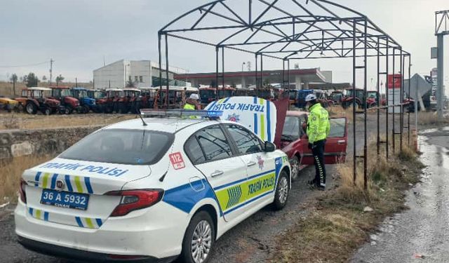 Kars'ta polis ekipleri, yolda kalan bir vatandaşın aracına akü takviyesi yaptı