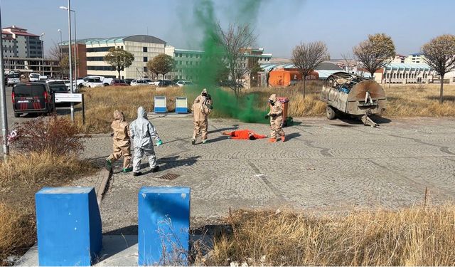 Kars'ta sağlık personeli KBRN ve yangın tatbikatlarıyla olaylara hazırlanıyor