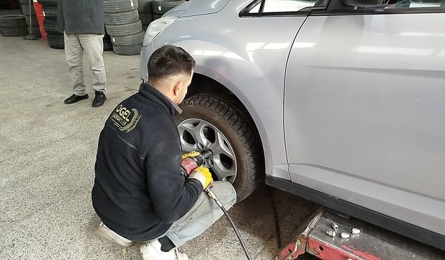 Kars'ta zorunlu kış lastiği uygulaması nedeniyle lastikçilerde yoğunluk yaşanıyor