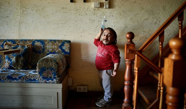 'Kısa boylu' içerik üreticisi Rıdvan Çelik engelini mizaha dönüştürüyor