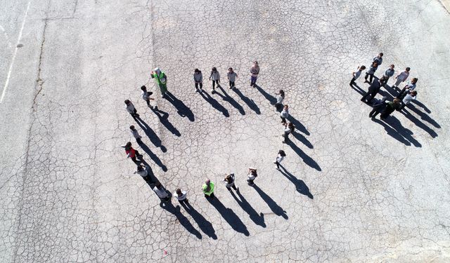 Köy köy dolaşan Yeşilay gönüllüleri bağımlılıkla mücadele bilinci aşılıyor