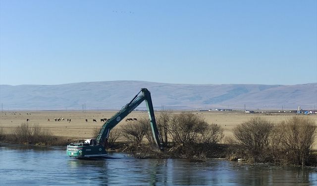 Kura Nehri yatağında temizlik çalışması yapıldı