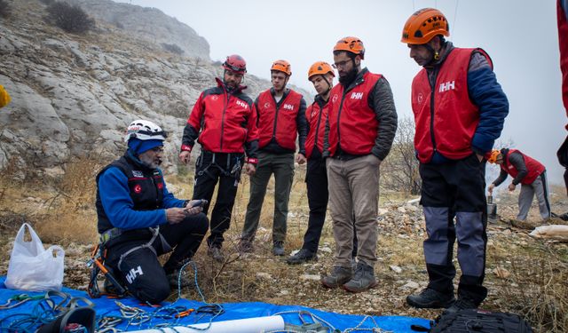 Malatya'da İHH arama kurtarma ekibinden iple iniş eğitimi