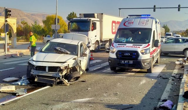 Malatya'da iki otomobilin çarpışması sonucu 2 kişi yaralandı