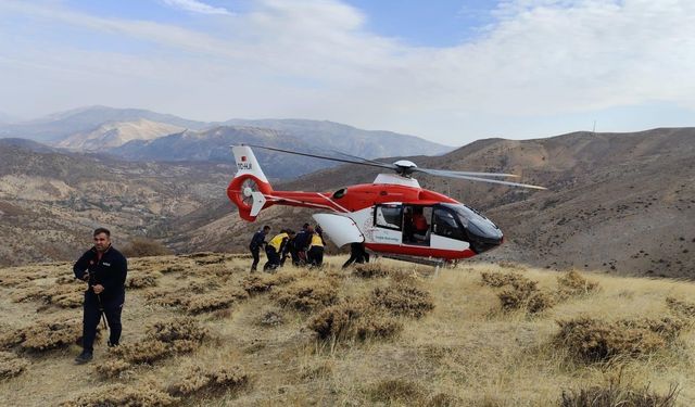 Malatya'da uçurumdan yuvarlanan kişi, ambulans helikopterle hastaneye ulaştırıldı
