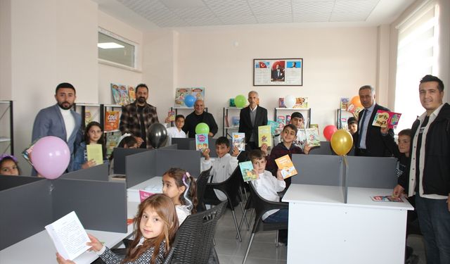 Malazgirt İlkokulu'na gönüllülerin desteğiyle kütüphane kuruldu
