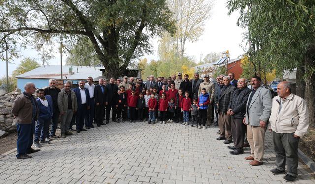 Muş Valisi Çakır, köyde muhtarların taleplerini dinledi