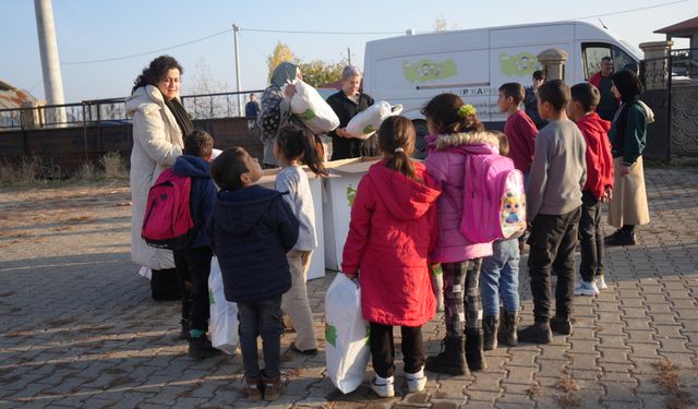 Muş'ta çocuklara giyim yardımı