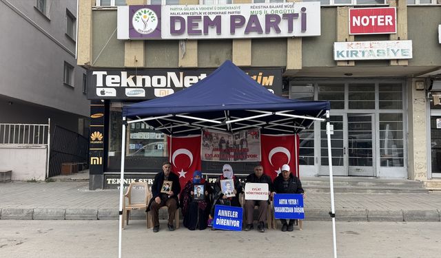 Muş'ta evlatlarına kavuşmak isteyen aileler, DEM Parti önündeki eylemlerini sürdürdü