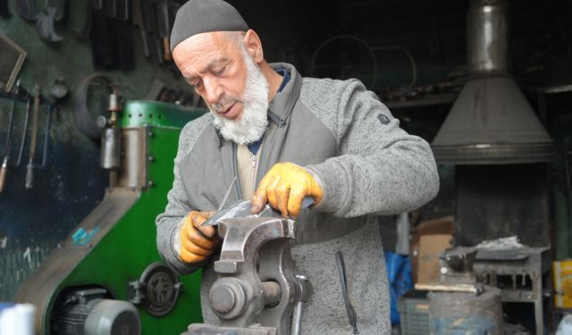 Muş'ta Halit usta yarım asırdır ateş başında demir dövüyor