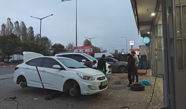 Muş'ta lastikçilerde 'kış lastiği' mesaisi yaşanıyor
