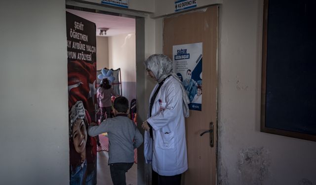 Nagehan öğretmen, kırsaldaki okulda 13 öğrencisi için kömürlüğü oyun atölyesine çevirdi