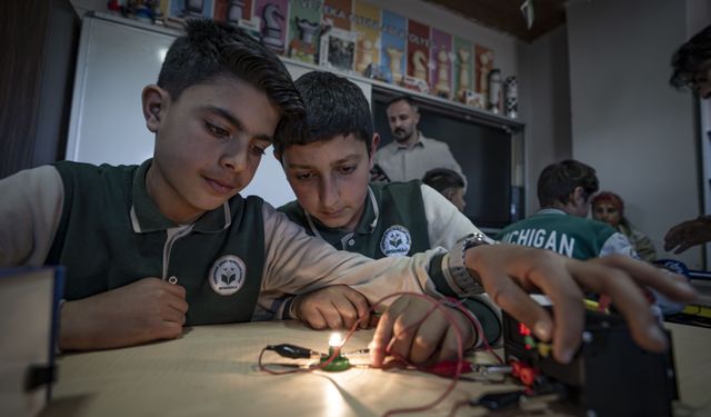 Öğretmenin köy okulunda yaktığı 'bilim ateşi' çocuklara yeni ufuklar açtı