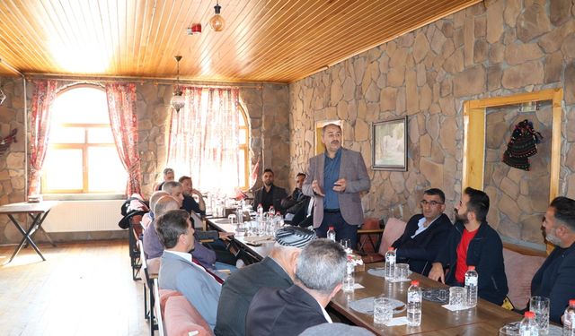 Sağlık-Sen Genel Sekreteri Baki, Hakkari'de sendika üyeleriyle buluştu