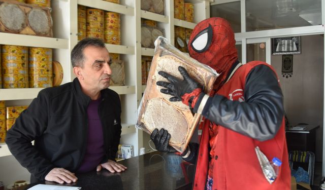 Türkiye'yi gezen 'Örümcek Adam' Bitlis'te