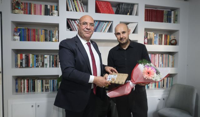 Van Milli Eğitim Müdürü Aras, 19 Eylül'deki bıçaklı saldırıda yaralanan öğretmeni ziyaret etti