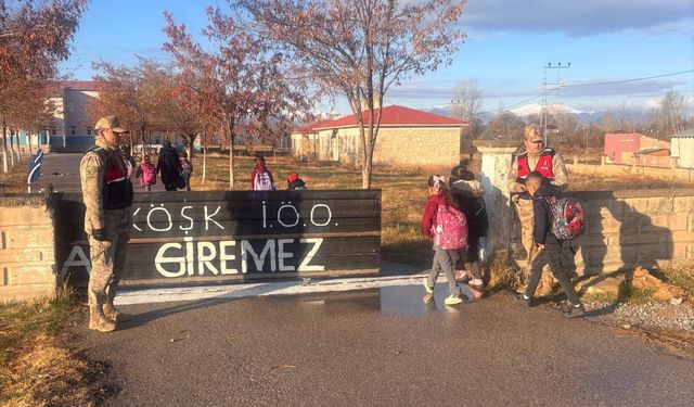 Van'da jandarma ekipleri okul çevresinde denetim yaptı