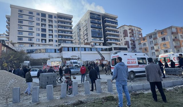 Van'da otoparkta çıkan yangın nedeniyle binada mahsur kalanlar ekiplerce kurtarıldı