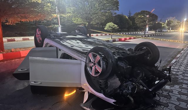 Van'da takla atarak devrilen otomobildeki 3 kişi yaralandı