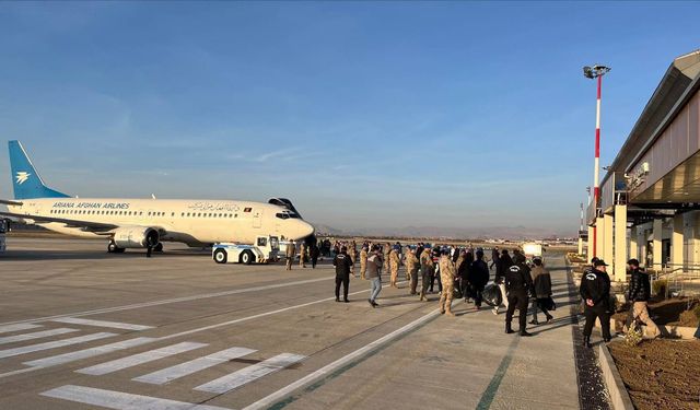 Van'da yakalanan 300 düzensiz göçmen sınır dışı edildi