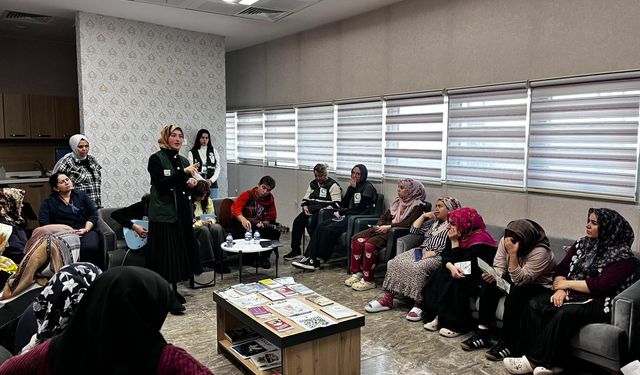 Yeşilay Erzurum Şubesi gönüllüleri, annelere bağımlılıkla mücadeleyi anlattı