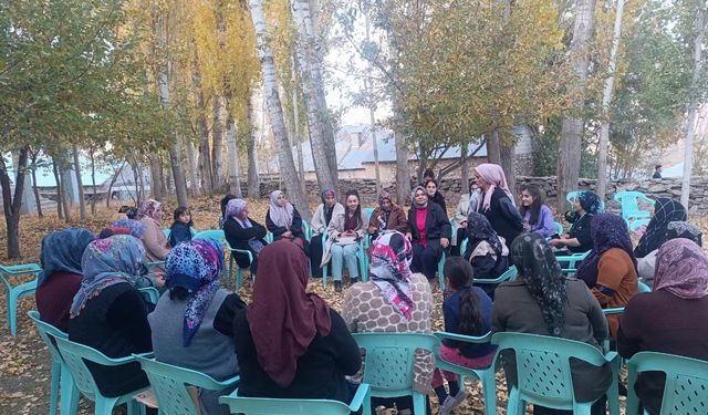 Yüksekova'da AK Partili kadınlardan köy ziyareti