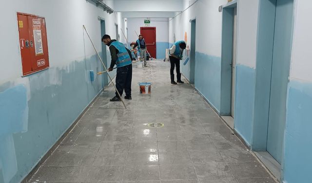 Yüksekova'da okuldaki tadilat ve boya işlerini yükümlüler yaptı