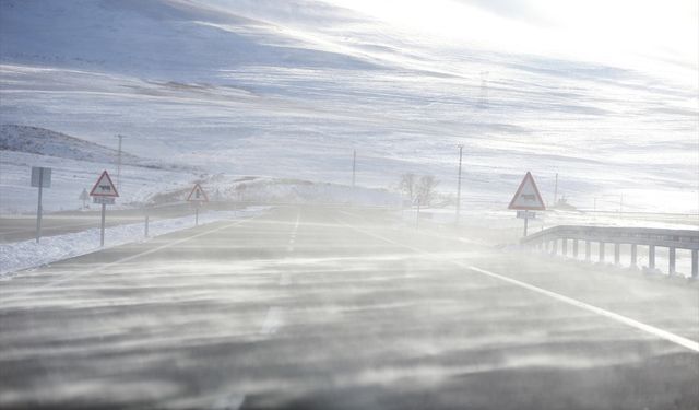 Ardahan-Şavşat kara yolu kar ve tipi nedeniyle araç geçişine kapatıldı