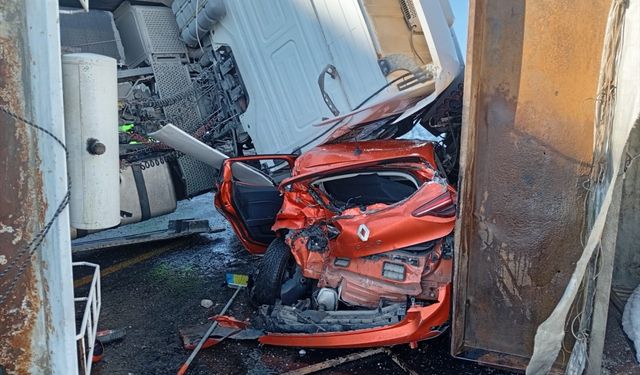 Ardahan'da iki tır ve otomobil çarpıştı