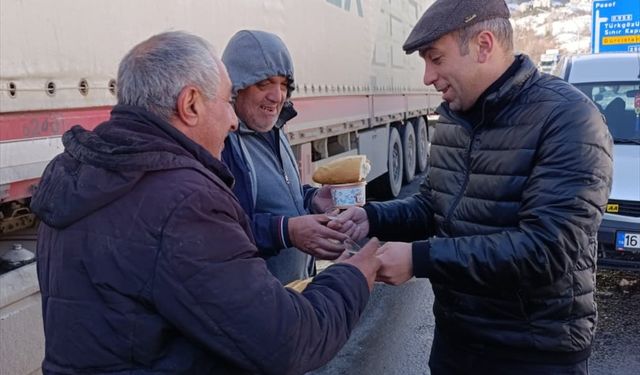 Ardahan'da kar ve tipi nedeniyle yolda kalan tır şoförlerine çorba ikram edildi