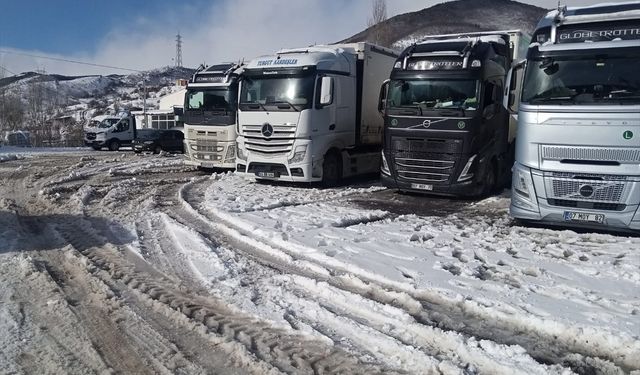 Ardahan'da tırcılar, kar ve tipi nedeniyle kapanan yolun açılmasını bekliyor