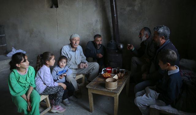 Atalarından miras kalan su değirmeninin çarklarını yarım asırdır döndürüyor