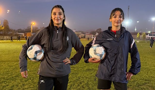 Aynı takımda top koşturan ikiz kızların hedefi milli formayı giymek