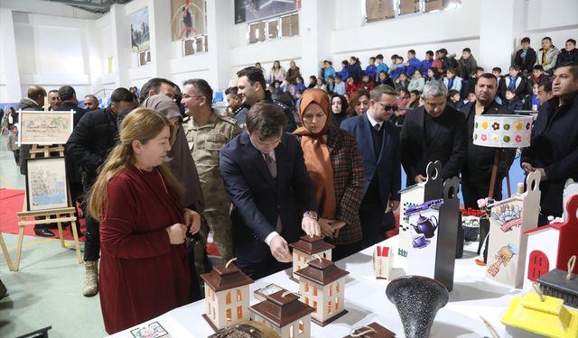 Başkale'de kadın kursiyerlerin hazırladığı ürünler sergilendi