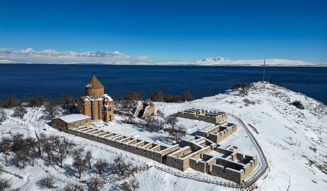 Beyaza bürünen Akdamar Adası ziyaretçilerini ağırlıyor