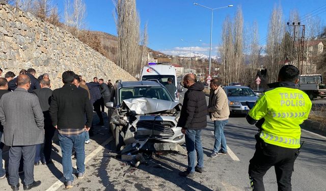 Bitlis'te 3 aracın karıştığı kazada 4 kişi yaralandı