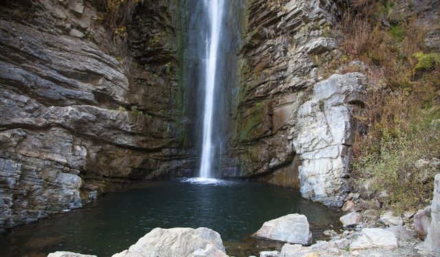 Bitlis'te 56 metre yüksekten akan Gümüşkanat Şelalesi ziyaretçilerini bekliyor