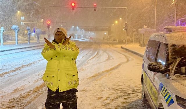 Bitlis'te kar nedeniyle yolda kalan sürücülere trafik ekipleri yardım etti