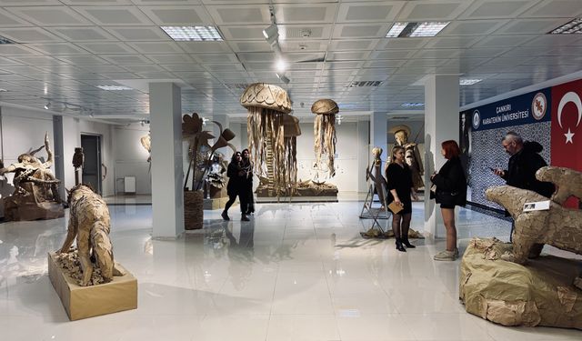 Çankırı'da üniversite öğrencileri atık malzemeleri kullanarak heykel yaptı