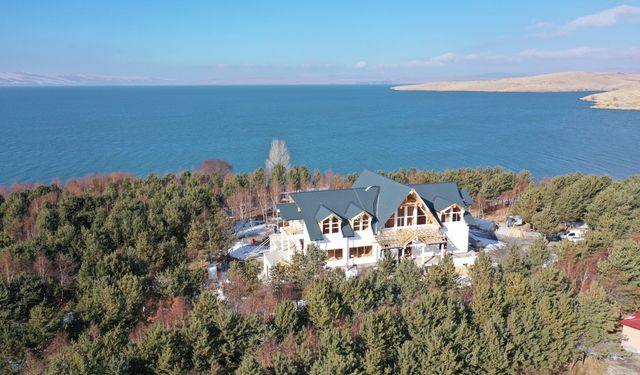 Çıldır Gölü'nün gözdesi 'kütük ev' yeniden kış turizmi için hazırlanıyor