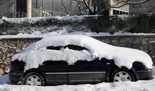 Çukurca'da kar ve soğuk hava yaşamı olumsuz etkiliyor