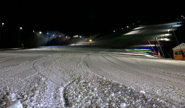 Depolanan kar ve suni karlamayla Palandöken'de kayak heyecanı başlıyor