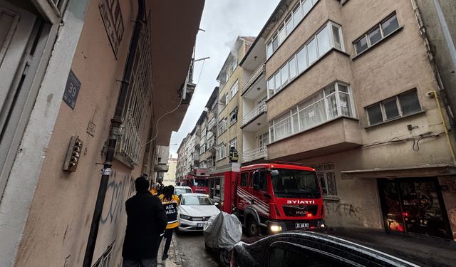 Elazığ'da 4 katlı boş binada çıkan yangın söndürüldü